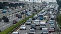 Kendaraan melintas di Ruas Tol Dalam Kota, Jakarta, Rabu (11/7/2025).