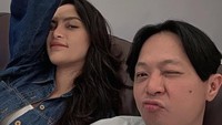 Erika Carlina mengaku mau berpacaran dengan DJ Bravy karena parasnya yang lucu. Dia ini lucu, punya kharisma, guenya tertarik, akhirnya ngegift ah. Ketertarikan itu muncul lagi setelah gue banyak ngobrol sama dia, dia cerita masa lalu dia, masalah yang dia hadapi, pemikirannya gak sedangkal kalau dia live. Ketika gue ajak ngobrol serius, jadi, katanya. (Foto: dok Instagram braver_jaktim)