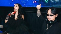 Erika Carlina juga mengamini segala doa baik dari netizen yang mendukung hubungannya dengan DJ Bravy. Ya sama-sama sudah umur segini, sama-sama capek main juga, gue kan sudah kenyang juga. Tapi jalanin saja sih, gak ngejar, tuturnya. (Foto: dok Instagram braver_jaktim)