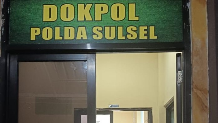 Dokpol Polda Sulsel melakukan pemeriksaan luar terhadap jenazah pria yang ditemukan tergantung di pohon.