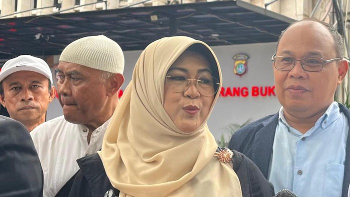 dr Tifa di Polda Metro Jaya: Saya Berhak Lihat Ijazah Asli Jokowi