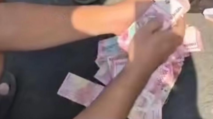 Penampakan duit milik wanita di Depok yang dijambret berhamburan di jalan. (Instagram/@sawangan_info)