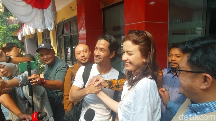Edward Akbar dan Kimberly Ryder saat ditemui di Polres Jakarta Selatan, Jumat 11 Juli 2025.