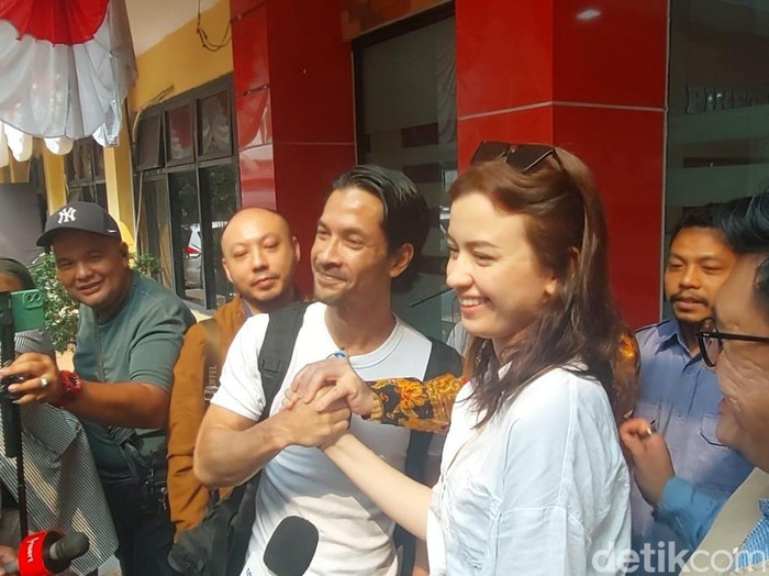 Edward Akbar dan Kimberly Ryder saat ditemui di Polres Jakarta Selatan, Jumat 11 Juli 2025.