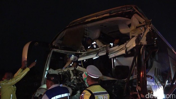Evakuasi sopir bus yang tabrak truk limbah kecap di Tol Cipularang, Jumat (11/7/2025) dini hari