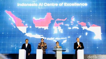 Wakil Menteri Komunikasi dan Digital (Komdigi) Nezar Patria bersama President Director & Chief Executive Officer (CEO) Indosat Vikram Sinha (kedua kiri), CEO Cisco Systems Chuck Robbins dan Senior Vice President Telecom NVIDIA Ronnie Vasishta memperkenalkan Indonesia’s Artificial Intelligence (AI) Center of Excellence di Jakarta, Jumat (11/7/2025).