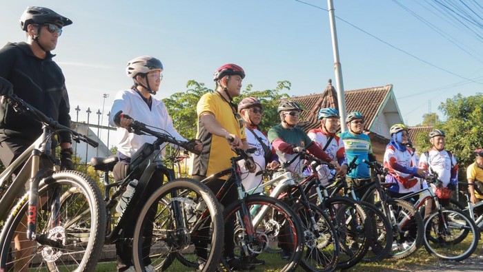 Kapolres Blitar, AKBP Arif Fazlurrahman (kaus kuning) turut memeriahkan gowes HUT Bhayangkara