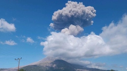 Gunung Lewotobi Laki-laki di Flores Timur, Nusa Tenggara Timur (NTT), meletus Jumat (11/7/2025), pukul 14:10 Wita.
