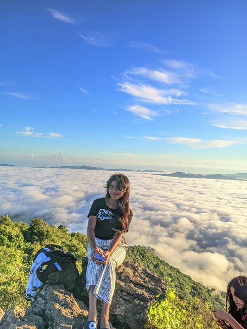Hamparan awan dilihat dari Pongkor Renca di Kampung Raja, Desa Waebuka, Kecamatan Ndoso, Manggarai Barat, NTT. (Dok.Elias Saverinus Mantur)