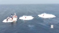Kapal MV Magic Seas berbendera Liberia yang dioperasikan Yunani dilaporkan tenggelam usai diserang oleh Houthi di perairan barat daya Yaman, Selasa (8/7/2025). Insiden ini meningkatkan ketegangan di jalur pelayaran Laut Merah. (REUTERS/HOUTHI MEDIA CENTER)