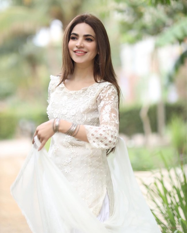 Humaira memperoleh popularitas yang lebih luas setelah berpartisipasi dalam reality TV Pakistan Tamasha Ghar, pertmaa kali tayang pada 2022. Program tersebut  mengikuti format yang mirip dengan Bigg Boss dan Big Brother, di mana para pesertanya tinggal bersama dalam satu rumah dan terisolasi dari dunia luar. Foto: Instagram/@humairaaliofficial