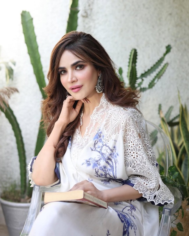 Humaira adalah seorang aktris, model, dan bintang reality TV Pakistan. Lahir di Lahore, ia menempuh pendidikan formal di bidang Seni Visual dan Pertunjukan di National College of Arts (NCA) di Lahore dan College of Art & Design (PUCAD). Foto: Instagram/@humairaaliofficial
