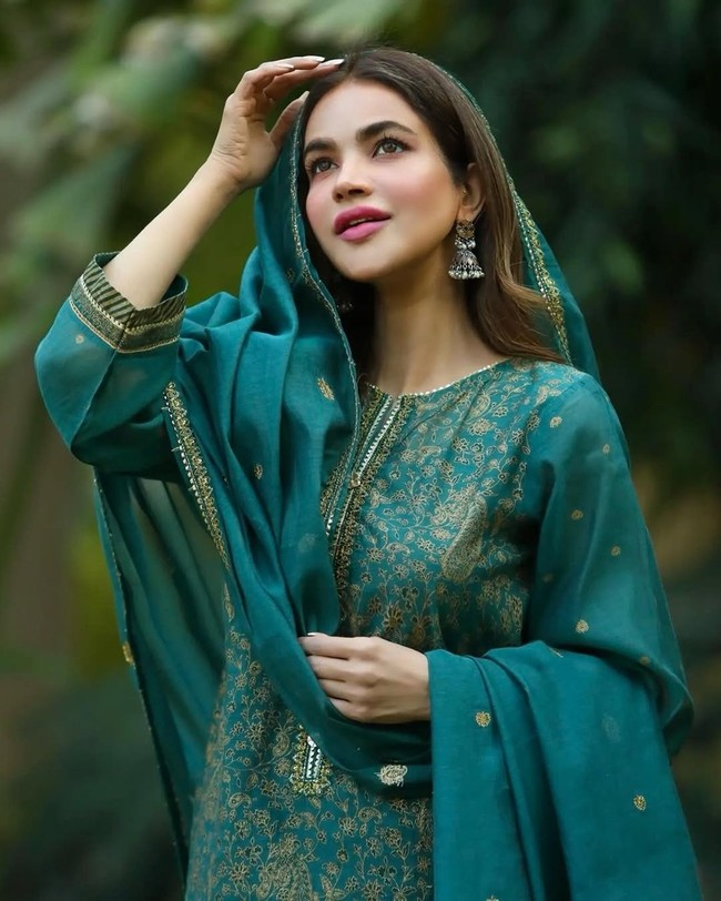Seperti dilansir Hindustan Times, Humaira memulai karier modelingnya pada tahun 2013 sebelum beralih ke televisi dan tampil dalam acara seperti ‘Laali’, ‘Benaam’, ‘Chal Dil Mere’, dan ‘Sirat‑e‑Mustaqeem’. Foto: Instagram/@humairaaliofficial