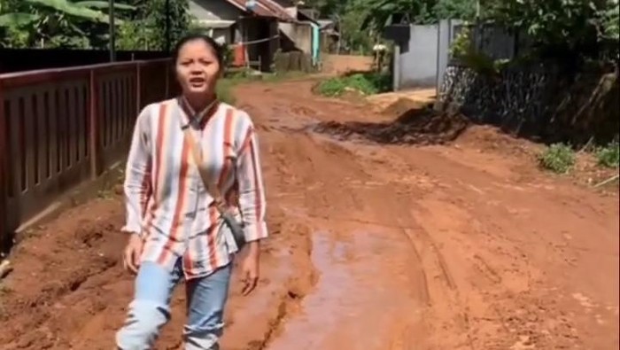 Ibu-ibu keluhkan jalan rusak di Kecamatan Cibinong