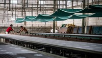Kain batik tersebut dipasarkan seharga Rp35.000-Rp60.000 per meter untuk batik cap, Rp90.000-Rp100.000 untuk batik printing, dan Rp300.000 hingga jutaan rupiah untuk batik tulis. Foto: ANTARA FOTO/Aprillio Akbar