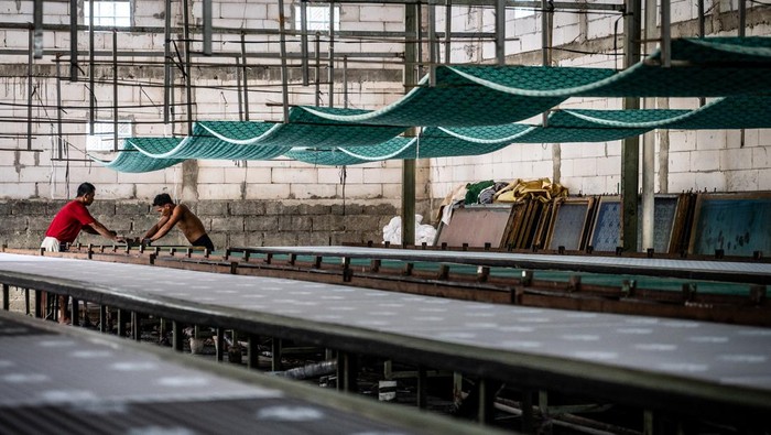 Intip Produksi Batik Khas Kebumen, Corak Lokal yang Mendunia Pekerja menyelesaikan produksi kain batik corak khas Kebumen di rumah produksi Batik Sekar Jagad, Gemeksekti, Kebumen, Jawa Tengah, Jumat (11/7/2025). Kain batik bercorak khas Kebumen yang menjadi bagian dari warisan budaya takbenda dalam Geopark Kebumen itu dipasarkan seharga Rp35.000–Rp60.000 per meter untuk batik cap, Rp90.000–Rp100.000 untuk batik printing, dan Rp300.000 hingga jutaan rupiah untuk batik tulis. ANTARA FOTO/Aprillio Akbar/tom.