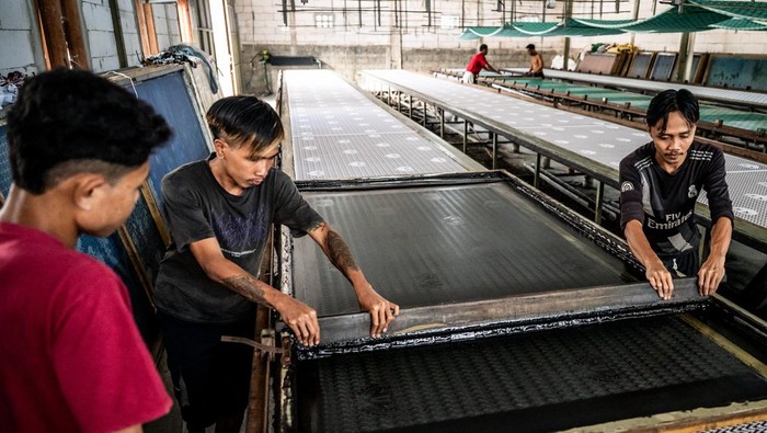 Intip Produksi Batik Khas Kebumen, Corak Lokal yang Mendunia Pekerja menyelesaikan produksi kain batik corak khas Kebumen di rumah produksi Batik Sekar Jagad, Gemeksekti, Kebumen, Jawa Tengah, Jumat (11/7/2025). Kain batik bercorak khas Kebumen yang menjadi bagian dari warisan budaya takbenda dalam Geopark Kebumen itu dipasarkan seharga Rp35.000–Rp60.000 per meter untuk batik cap, Rp90.000–Rp100.000 untuk batik printing, dan Rp300.000 hingga jutaan rupiah untuk batik tulis. ANTARA FOTO/Aprillio Akbar/tom.