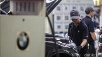 Pekerja tengah menyelesaikan perakitan mobil BMW di PT Gaya Motor Sunter, Jakarta, Jumat (11/7/2025). All-New BMW X3 dan New BMW 218 Gran Coupe M Sport menjadi jenis BMW terbaru yang dirakit di Sunter.
