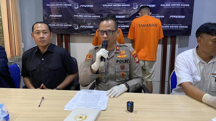 Kapolsek Bojongsari Kompol Fauzan Thohari jumpa pers pelaku jambret Rp 300 juta modus ban jempis di kantornya, Jumat (11/7/2025).