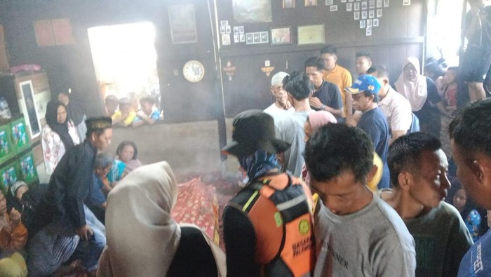Jasad korban tenggelam di Sungai Komering saat dibawa ke rumah duka.