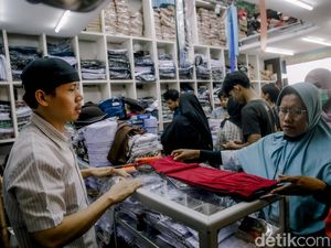 Video: Cari Seragam Sekolah di Pasar Tanah Abang, Worth It Nggak?