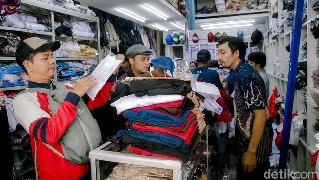 Berburu Seragam Baru di Hari-hari Terakhir Jelang Masuk Sekolah