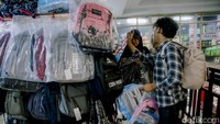 Selain seragam sekolah, tas juga menjadi perlengkapan yang dicari oleh orang tua dan anak jelang tahun ajaran baru.