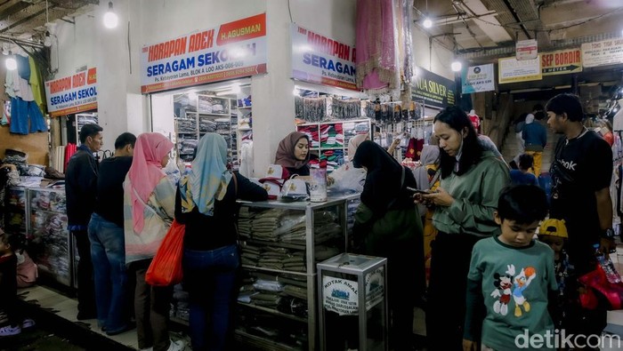 Jelang Tahun Ajaran Baru, Orang Tua Berburu Kebutuhan Sekolah di Pasar Tradisional Orang tua bersama sang anakΒ memilih dan mencoba peralatan sekolah di kios perlengkapan sekolah di Pasar Kebayoran Lama, Jakarta, Jumat (11/7/2023). Menjelang tahun ajaran baru 2025/2026 penjualan berbagai jenis perlengkapan sekolah seperti baju seragam, tas, dan sepatu mengalami peningkatan dibandingkan dengan hari biasa.