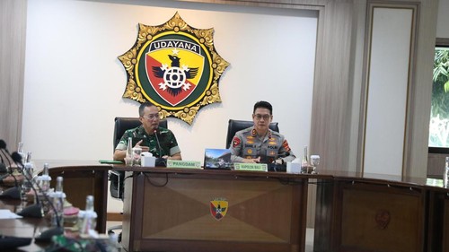 Kapolda Bali Irjen Daniel Adityajaya mengikuti rapat koordinasi (rakor) persiapan HUT ke-80 RI di Gedung Rupatama Syafiudin, Kodam IX/Udayana, Jumat (11/7/2025). (IST)