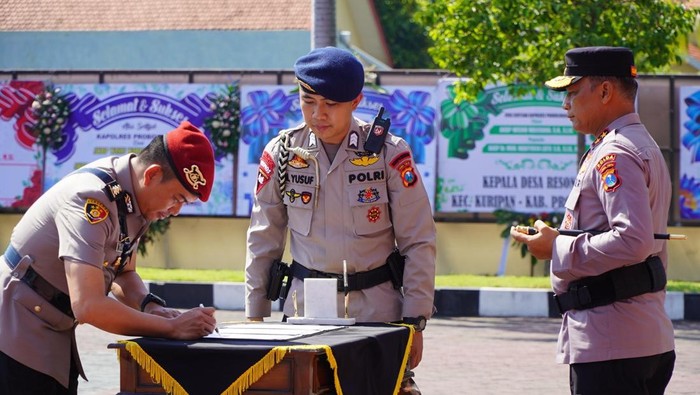 Kapolda Jawa Timur Irjen Nanang Avianto memimpin sertijab Kapolres Probolinggo