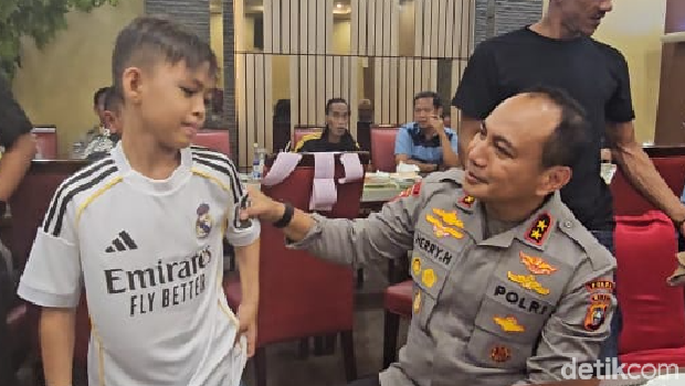 Kapolda Riau Irjen Herry Heryawan dan Dika bocah Pacu Jalur, Jumat (11/7/2025).