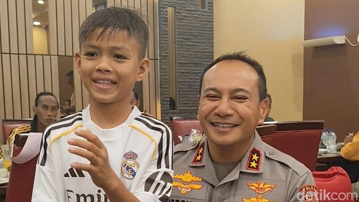 Kapolda Riau Irjen Herry Heryawan dan Dika bocah Pacu Jalur, Jumat (11/7/2025).
