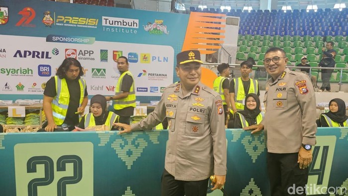 Kapolda Riau Irjen Herry Heryawan terjun langsung mengecej pembagian race pack Riau Bhayangkara Run 2025, Jumat (11/7/2025).