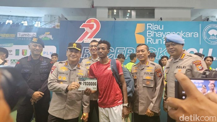 Kapolda Riau Irjen Herry Heryawan terjun langsung mengecej pembagian race pack Riau Bhayangkara Run 2025, Jumat (11/7/2025).