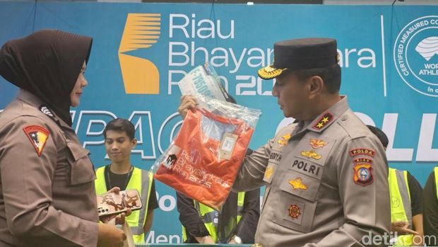 Kapolda Riau Irjen Herry Heryawan terjun langsung mengecej pembagian race pack Riau Bhayangkara Run 2025, Jumat (11/7/2025).