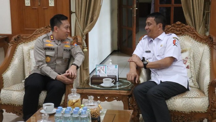 Kapolres Bojonegoro, AKBP Afrian Satya Permadi, saat berkunjung ke rumah dinas Bupati Setyo Wahono