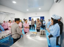 Kapolri Tinjau SPPG Polrestabes Medan, Beri Bantuan Petugas SPPG