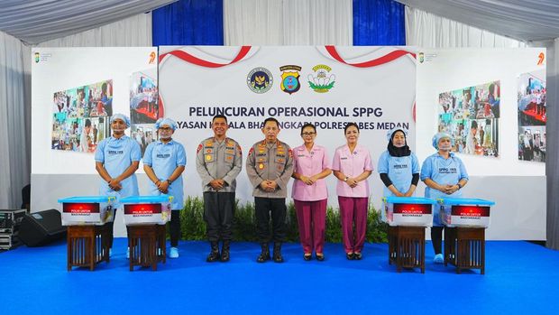 Kapolri Jenderal Listyo Sigit Prabowo meninjau fasilitas Satuan Pelayanan Pemenuhan Gizi (SPPG) Polrestabes Medan, Sumut