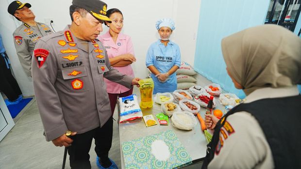 Kapolri Jenderal Listyo Sigit Prabowo meninjau fasilitas Satuan Pelayanan Pemenuhan Gizi (SPPG) Polrestabes Medan, Sumut