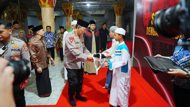 Kapolri Jenderal Listyo Sigit Prabowo hari ini melaksanakan kunjungan kerja ke wilayah Sumatera Utara (Sumut). Usai melaksanakan groundbreaking dapur Satuan Pelayanan Pemenuhan Gizi (SPPG) tingkat Polda dan Polres, Kapolri bersilaturahmi dengan tokoh lintas agama se-Sumut, Jumat (11/6/2025).