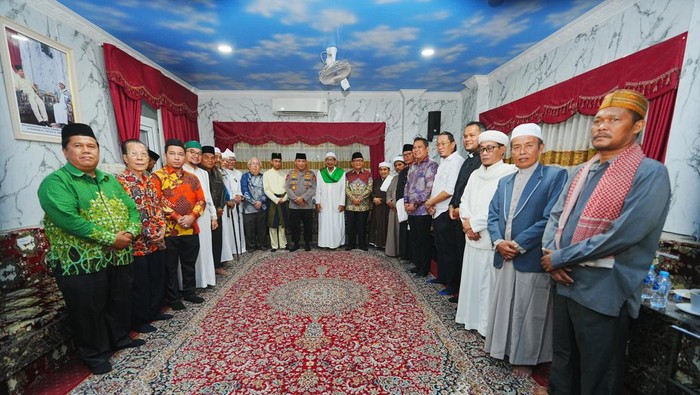 Kapolri Jenderal Listyo Sigit Prabowo hari ini melaksanakan kunjungan kerja ke wilayah Sumatera Utara (Sumut). Usai melaksanakan groundbreaking dapur Satuan Pelayanan Pemenuhan Gizi (SPPG) tingkat Polda dan Polres, Kapolri bersilaturahmi dengan tokoh lintas agama se-Sumut, Jumat (11/6/2025).