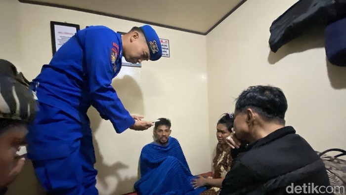 Kapten dan pemilik kapal menemui korban yang melompat dari kapal ke laut.