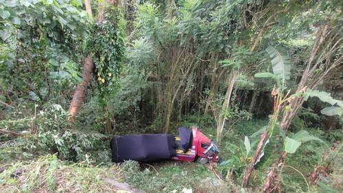 Kecelakaan beruntun di Banjar Abianluang, Desa Baturiti, Kecamatan Baturiti, Tabanan mengakibatkan satu kendaraan jatuh ke jurang.