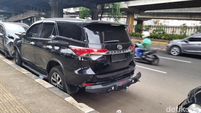 Kecelakaan beruntun terjadi di daerah Utan Kayu, Jakarta Timur (Jaktim). Sejumlah orang terluka akibat kecelakaan tersebut. (Taufiq S/detikcom)
