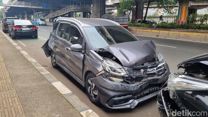 Kecelakaan beruntun terjadi di daerah Utan Kayu, Jakarta Timur (Jaktim). Sejumlah orang terluka akibat kecelakaan tersebut. (Taufiq S/detikcom)