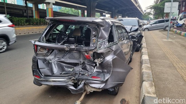 6 Fakta Fortuner Berpelat Dinas Tabrak 5 Mobil di Utan Kayu Jaktim