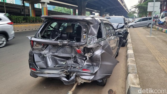 Kecelakaan beruntun terjadi di daerah Utan Kayu, Jakarta Timur (Jaktim). Sejumlah orang terluka akibat kecelakaan tersebut. (Taufiq S/detikcom)