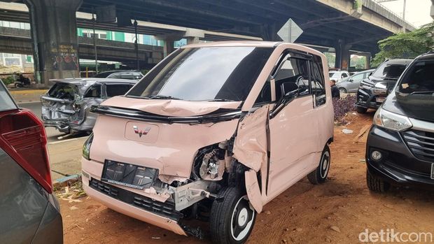 Kecelakaan beruntun terjadi di daerah Utan Kayu, Jakarta Timur (Jaktim). Sejumlah orang terluka akibat kecelakaan tersebut. (Taufiq S/detikcom)