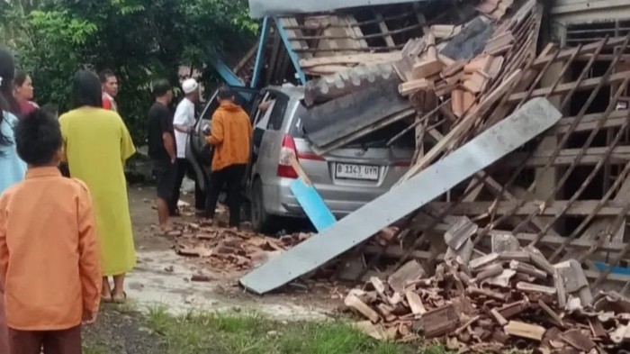 Kecelakaan di Musi Rawas sebabkan satu rumah ambruk