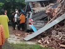 Innova di Musi Rawas Tabrak Rumah hingga Ambruk